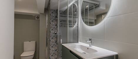 Douche, sèche-cheveux, serviettes fournies