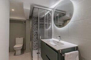 Douche, sèche-cheveux, serviettes fournies