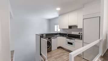 Refrigerador, microondas, lavavajillas y cafetera y tetera