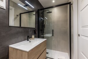 Douche, sèche-cheveux, serviettes fournies