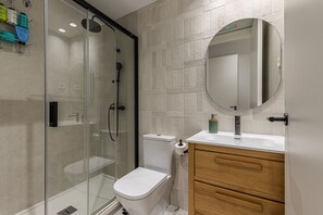 Dusj, hårføner og håndklær