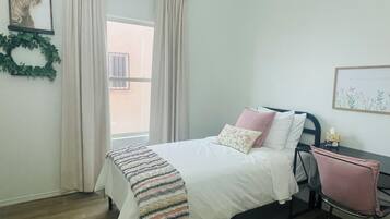 3 habitaciones, tabla de planchar con plancha, wifi y ropa de cama