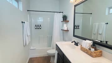 Secador de pelo, toallas, jabón, papel higiénico