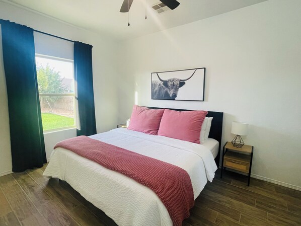 3 habitaciones, tabla de planchar con plancha, wifi y ropa de cama