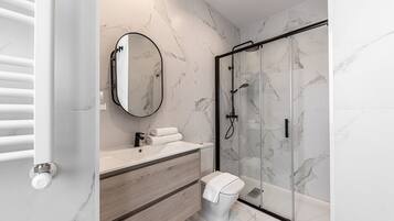 Shower, hair dryer, towels