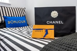 Iron/ironing board, Internet, bed sheets