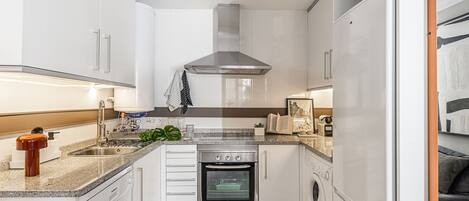 Réfrigérateur, micro-ondes, four, lave-vaisselle