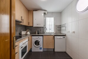 Kühlschrank, Mikrowelle, Ofen, Geschirrspüler
