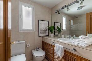 Shower, hair dryer, towels