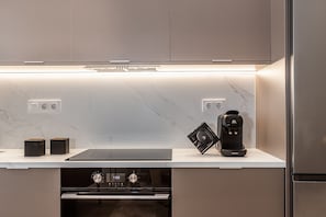 Kühlschrank, Mikrowelle, Ofen, Geschirrspüler