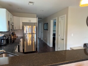 雪櫃、微波爐、焗爐、爐具