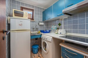 Réfrigérateur, micro-ondes, batterie de cuisine, vaisselle et ustensiles
