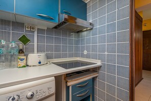 Kühlschrank, Mikrowelle, Kochgeschirr/Geschirr/Besteck