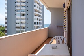 Outdoor dining - Apartment 'Alvorada Divinal' with Sea View, Private Garden and Balcony (PORTIMAO)