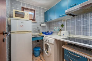 Jääkaappi, mikroaaltouuni, keittoastiat/astiat/ruokailuvälineet