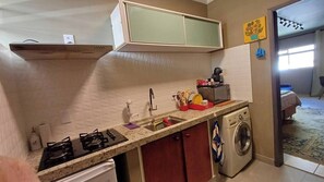Geladeira, micro-ondas, cooktop, cafeteira/chaleira
