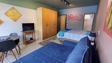 1 quarto, escrivaninha, ferros/tábuas de passar roupa, Wi-Fi de cortesia