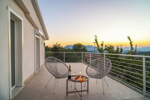 Romantic Villa with Woodland on the Wine Route