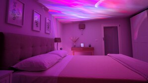 Une chambre à coucher avec un lit, une table de chevet et une porte.