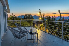 Terrace/patio - Romantic Villa with Woodland on the Wine Route (Chiusano Di San Domenico)