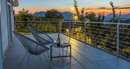 Romantic Villa with Woodland on the Wine Route