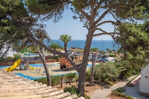 Une station balnéaire dotée d’un terrain de jeux, d’un parking et offrant une vue sur la mer.