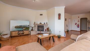 Télévision, cheminée