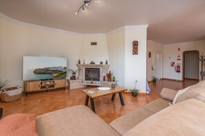 TV, fireplace - Villa Poiso Da Águia with Sea View (Carvoeiro)
