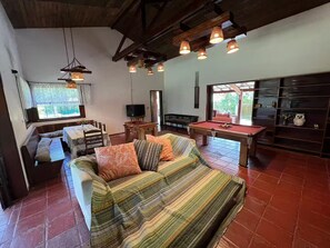 TV, fireplace - Instagrammable Nature Casa Penedo (Penedo Itatiaia)