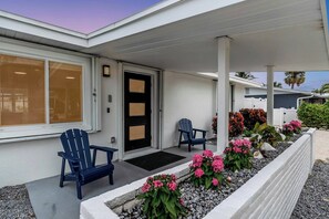 Unclassified image, 4 of 46, button