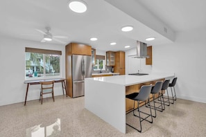 Geladeira, micro-ondas, cooktop, lava-louças