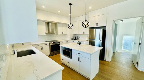 Modern Spacious Private Carriage House w/Free Parking