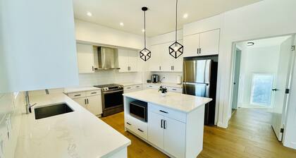 Modern Spacious Private Carriage House w/Free Parking