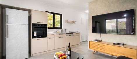 Kühlschrank, Mikrowelle, Ofen, Herdplatte