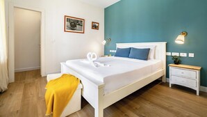 Un dormitorio con cama, mesita de noche y lámpara de pared.