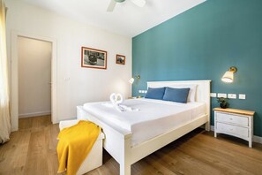 Una camera da letto con un letto, un comodino e una lampada a parete.