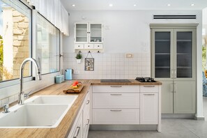 Jääkaappi, mikroaaltouuni, uuni, liesi