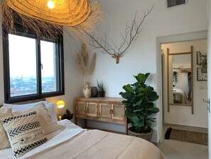 2 bedrooms, iron/ironing board, WiFi