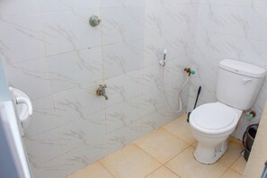 Douche, serviettes fournies, savon, papier toilette