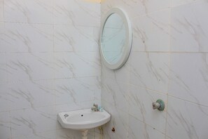 Chuveiro, toalhas de banho, sabonete, papel higiênico