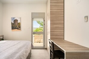 4 bedrooms, iron/ironing board, WiFi