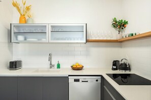 Una cocina moderna equipada con lavavajillas, tostadora y hervidor.