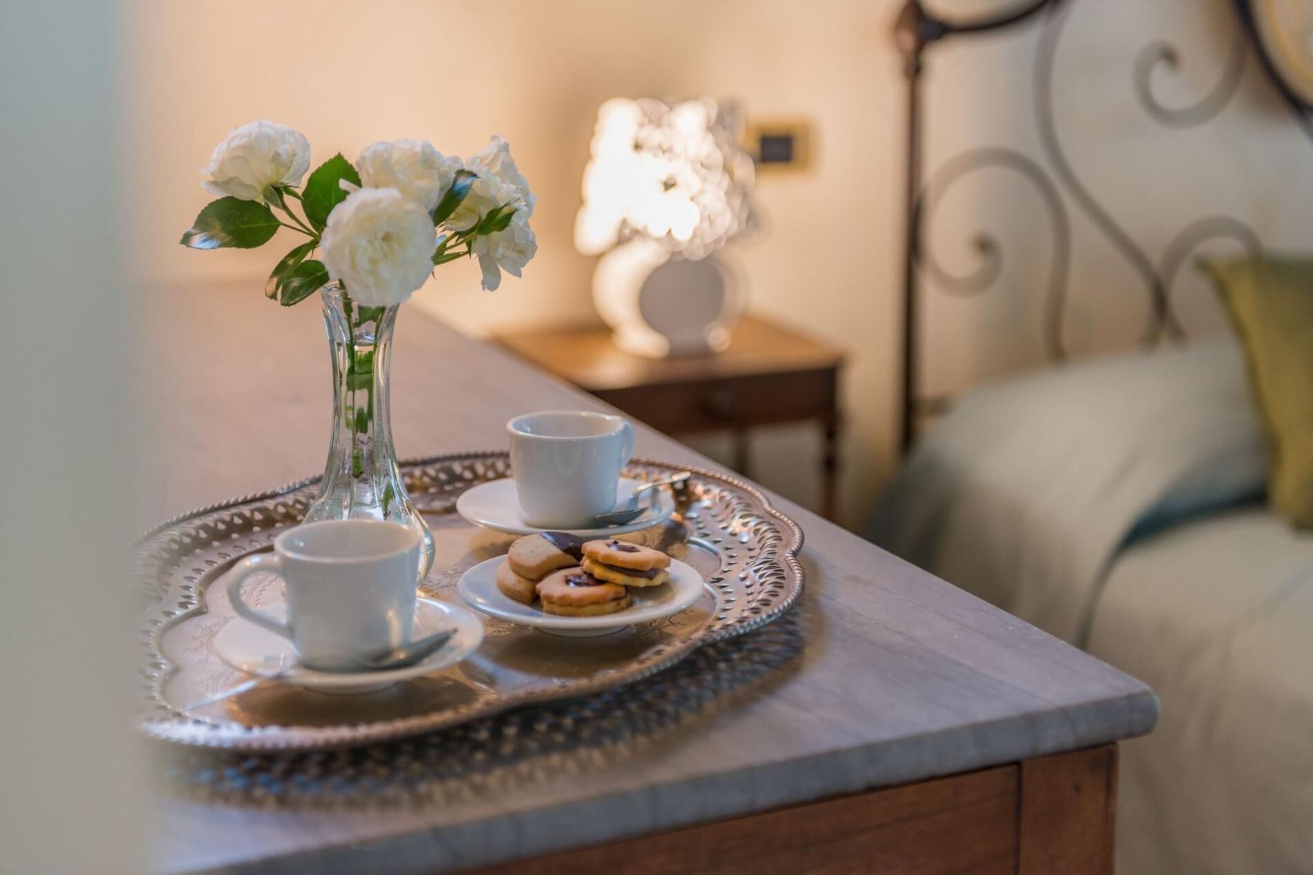 Un vassoio con una tazza, un piattino e dei biscotti su un tavolo.
