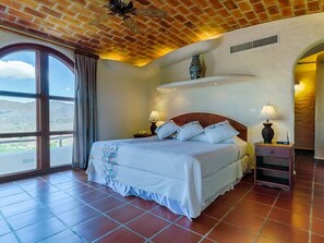 Bureau, fer et planche à repasser, Wi-Fi, draps fournis