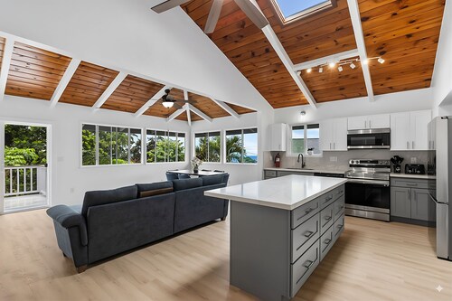Renovated 5BR w/ AC, Vaulted Ceilings & Lanai Ocean View Near Airport