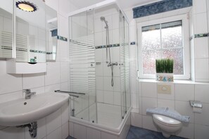 ヘアドライヤー、タオル、トイレットペーパー