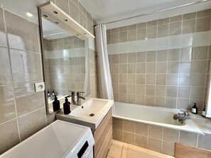 Handtücher, Seife, Toilettenpapier