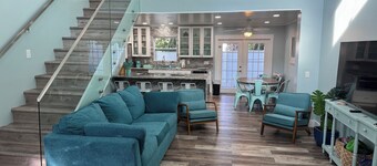 Luxury 3BR Townhouse Walk to Beach • Pet-Friendly • Boat Parking • Sleeps 10