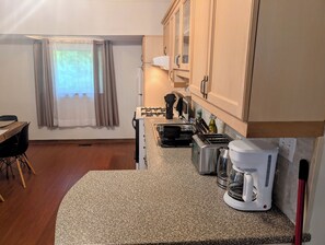 Microondas, horno, parrilla de estufa y lavavajillas