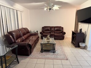 Una Smart TV, una chimenea